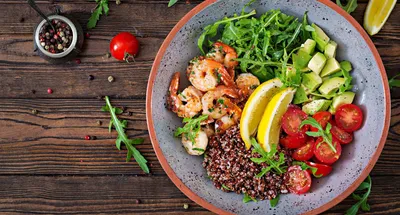 Niskokaloričan ručak – salata s kvinojom i kozicama
